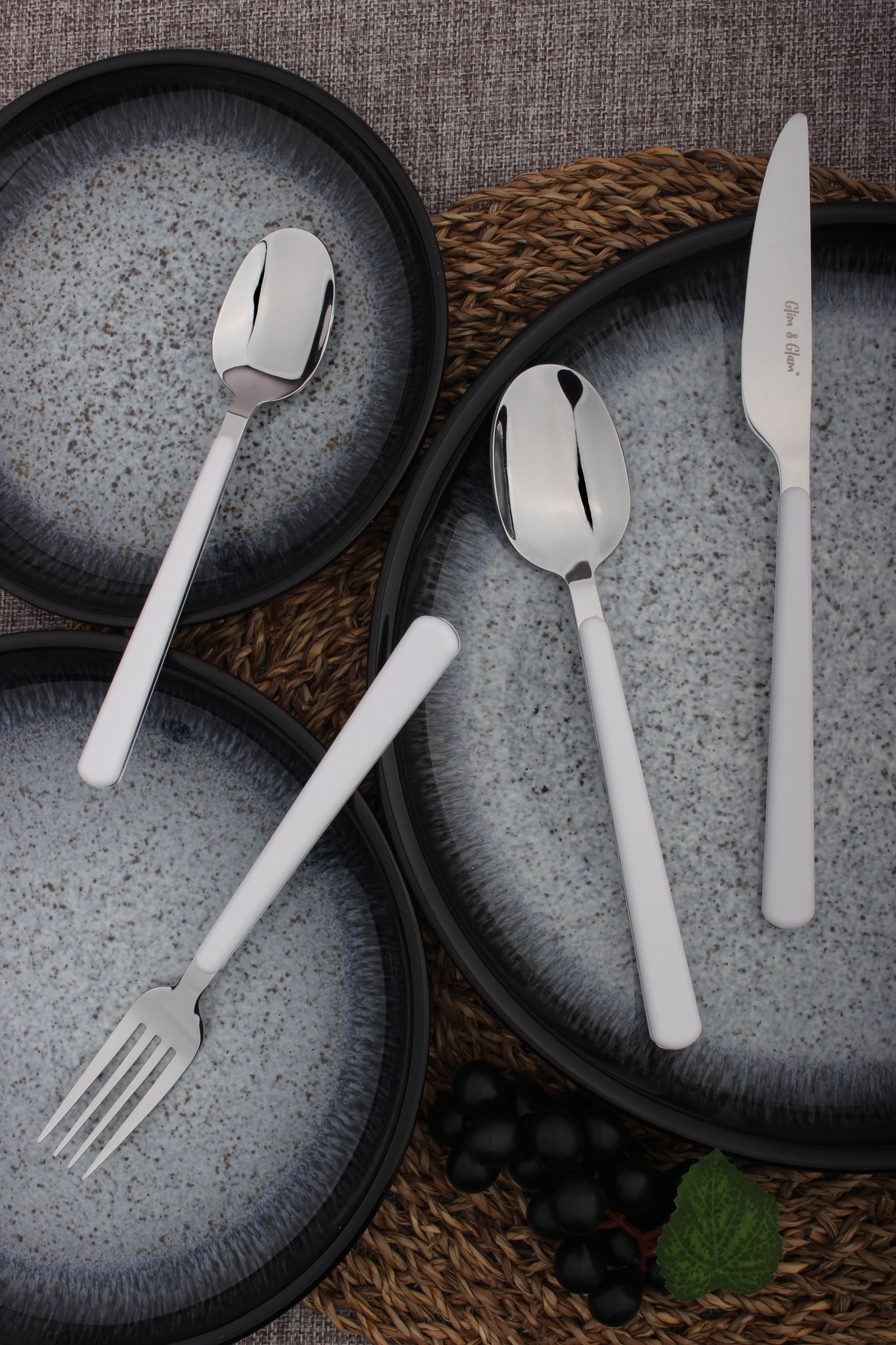 16 PCS Cutlery Set Stainless Steel Colour Handle Knife Fork Spoon Set 16 PCS Cutlery Set Stainless Steel Colour Handle Knife Fork Spoon Set